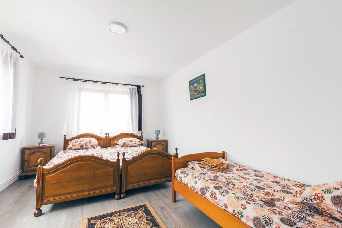 Вілла Eross Kulcsoshaz Lazarea Екстер'єр фото