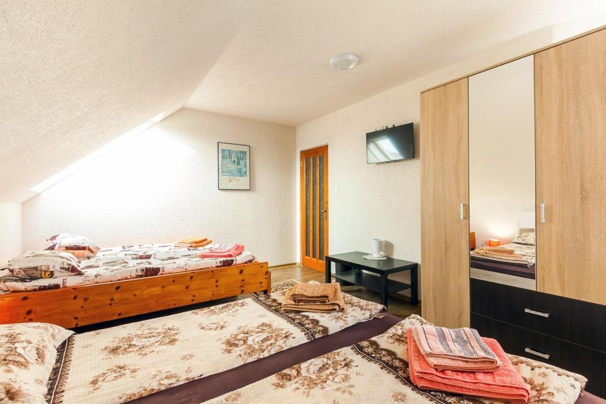 Вілла Eross Kulcsoshaz Lazarea Екстер'єр фото