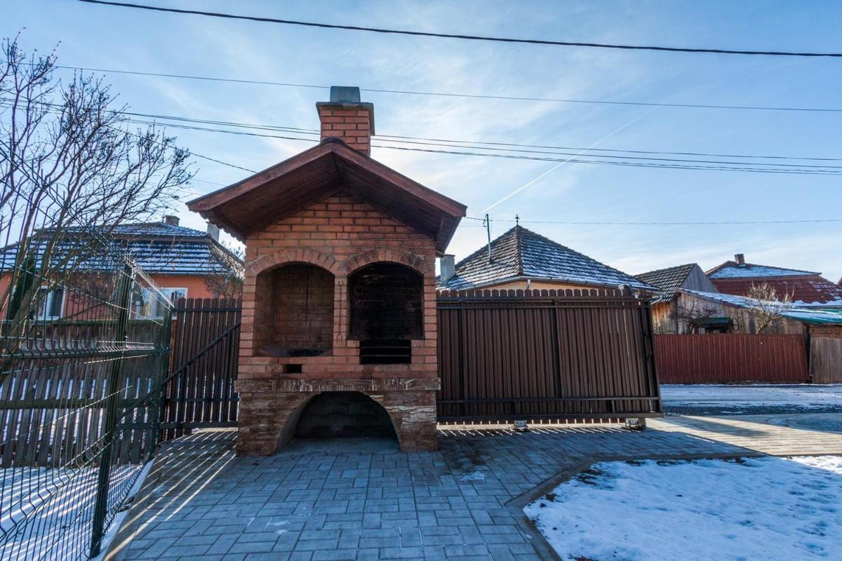 Вілла Eross Kulcsoshaz Lazarea Екстер'єр фото