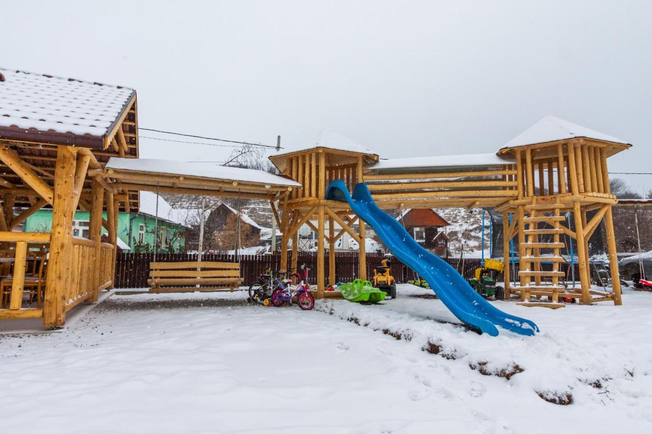 Вілла Eross Kulcsoshaz Lazarea Екстер'єр фото