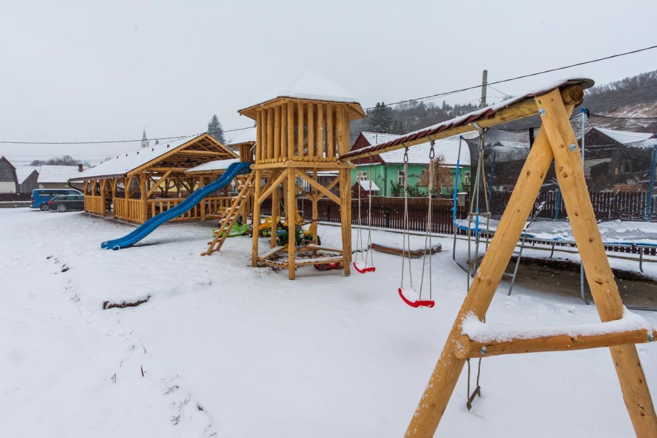 Вілла Eross Kulcsoshaz Lazarea Екстер'єр фото