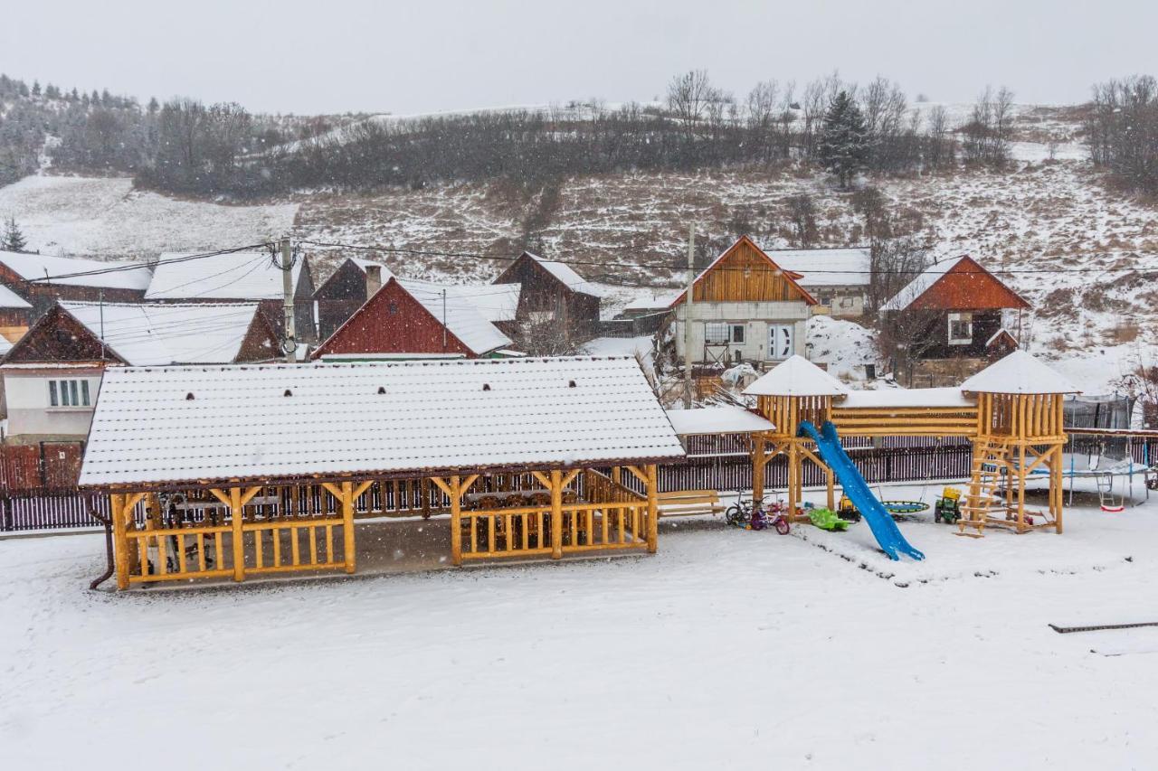 Вілла Eross Kulcsoshaz Lazarea Екстер'єр фото