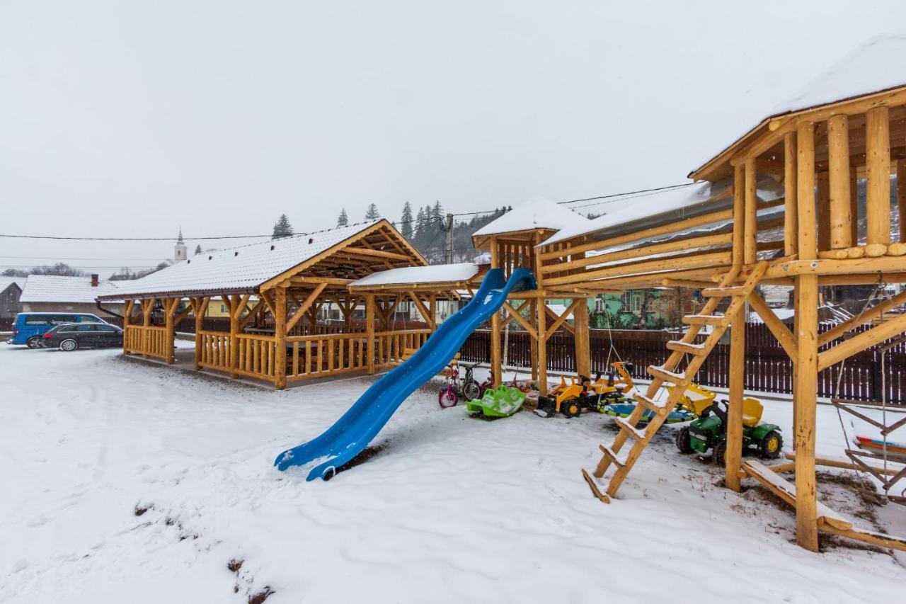 Вілла Eross Kulcsoshaz Lazarea Екстер'єр фото