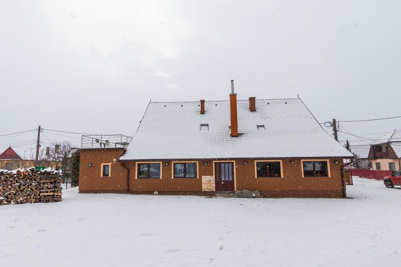 Вілла Eross Kulcsoshaz Lazarea Екстер'єр фото