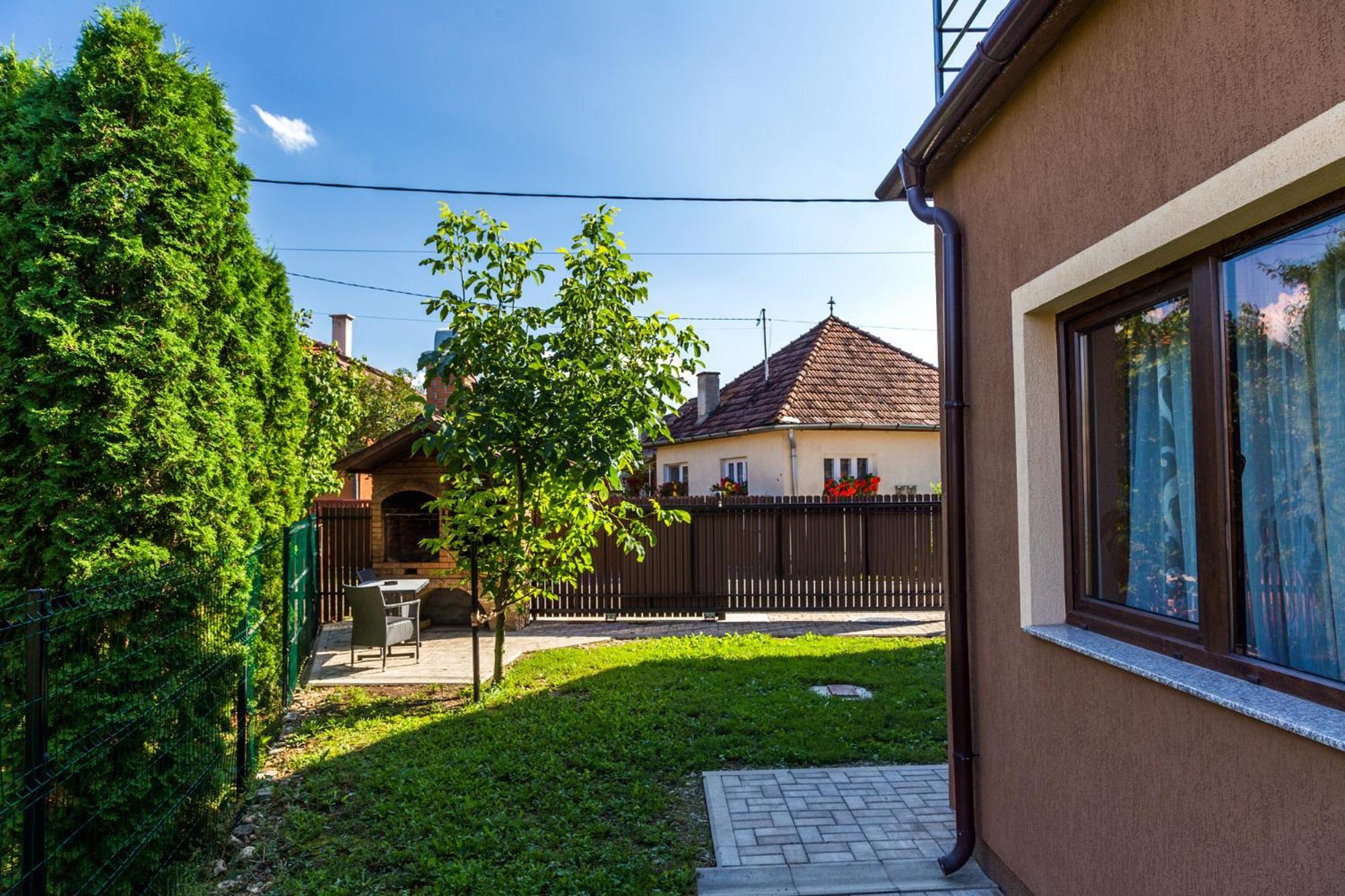 Вілла Eross Kulcsoshaz Lazarea Екстер'єр фото