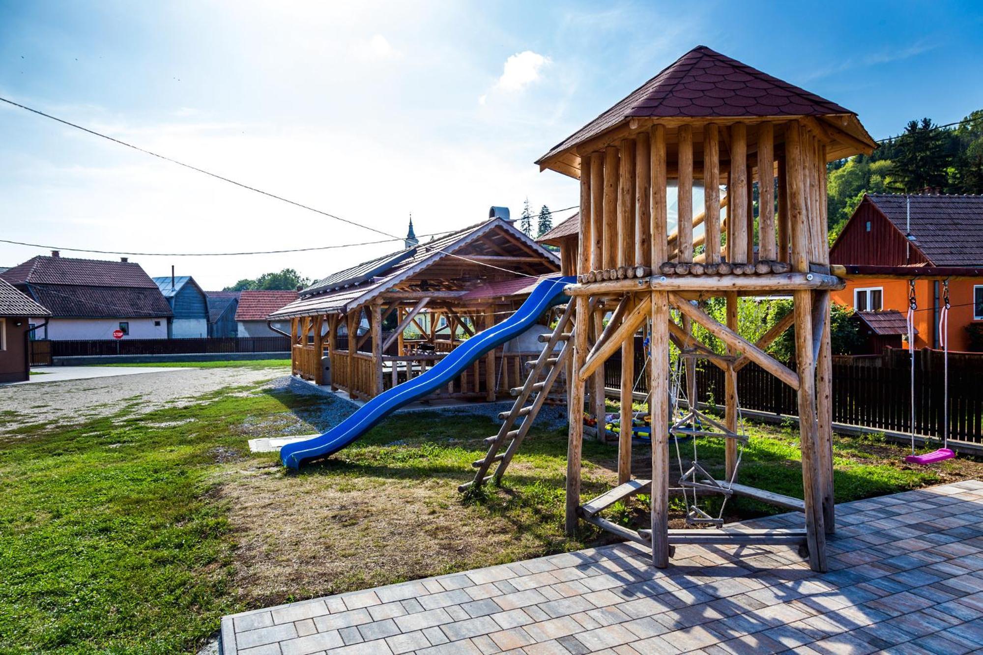 Вілла Eross Kulcsoshaz Lazarea Екстер'єр фото