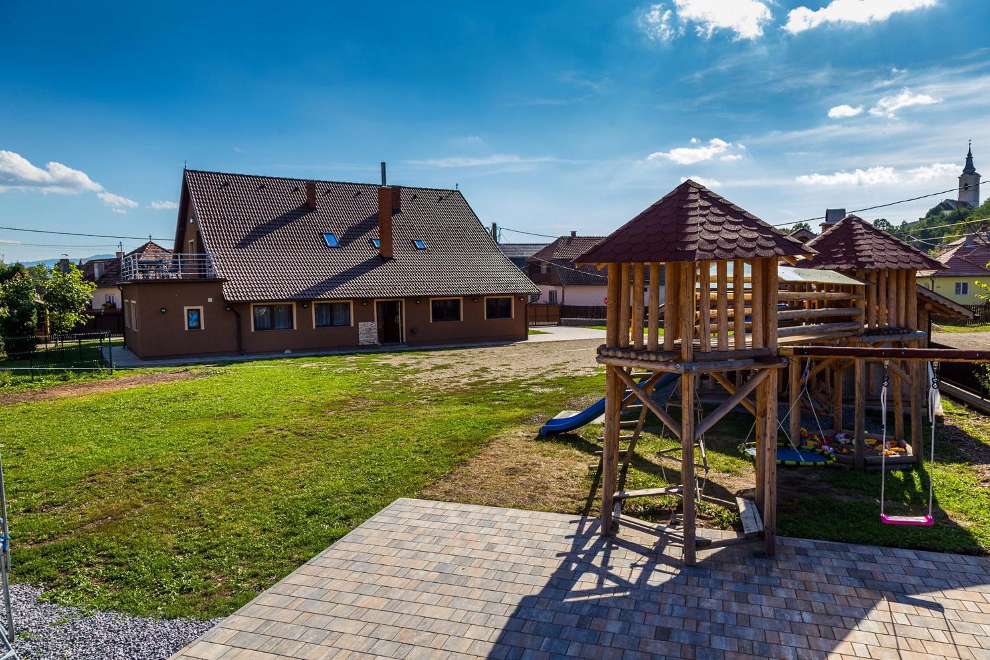 Вілла Eross Kulcsoshaz Lazarea Екстер'єр фото