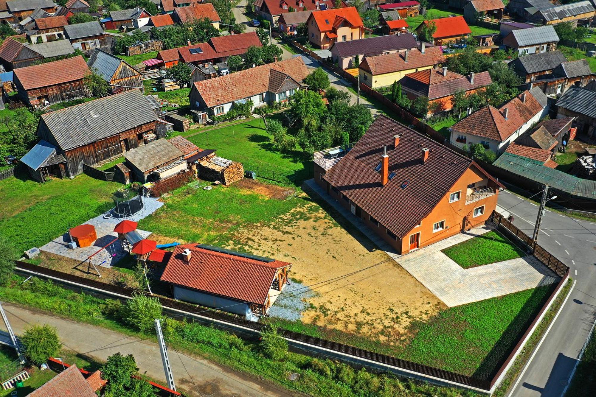 Вілла Eross Kulcsoshaz Lazarea Екстер'єр фото