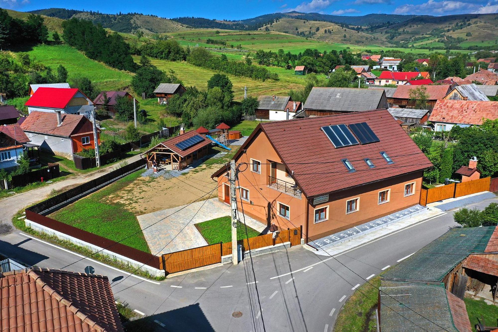 Вілла Eross Kulcsoshaz Lazarea Екстер'єр фото